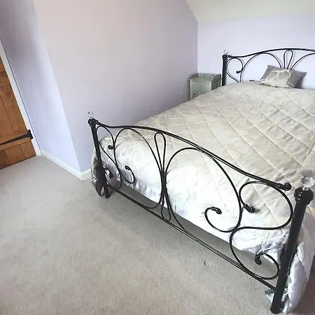 Countryside 3 Bed Detached Cottage Royal Wootton Bassett Exterior photo